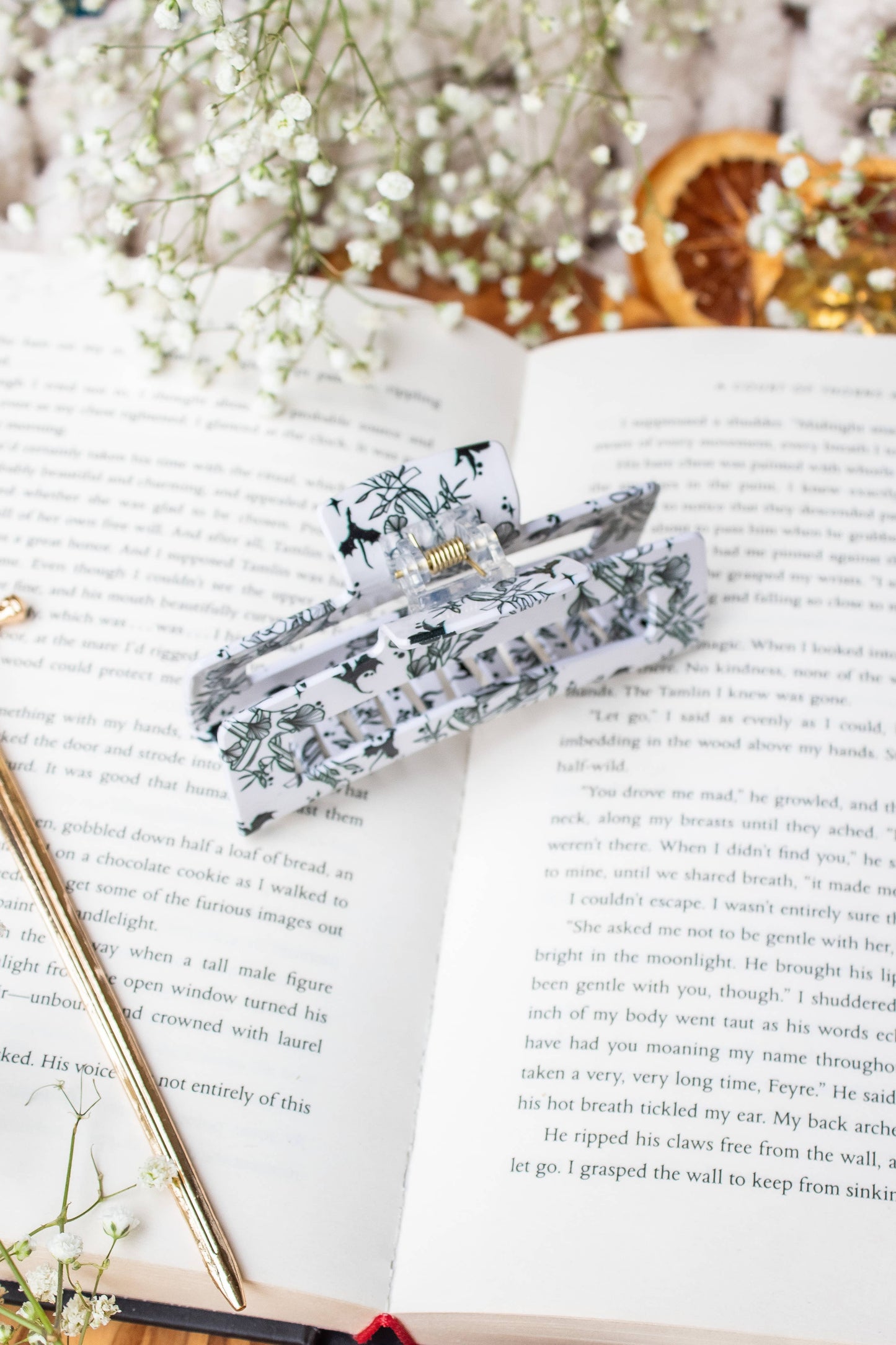 Bookish Hair Claw Clip for Lovers - Ivory Swords